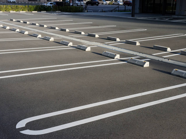 駐車場多数完備、平日夜19時まで診療