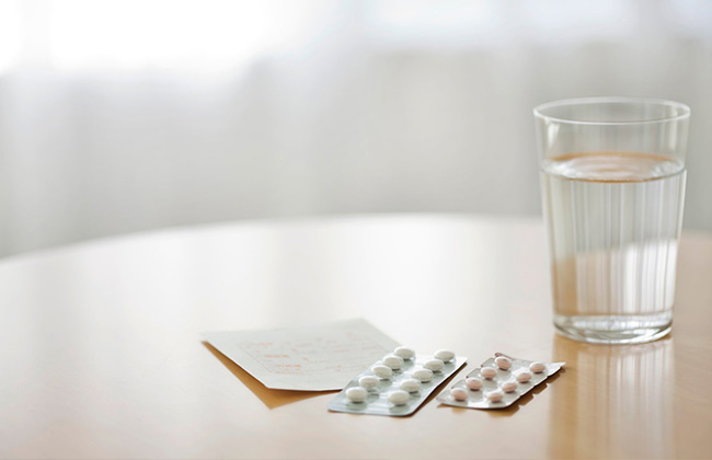 薬と水が入ったコップ